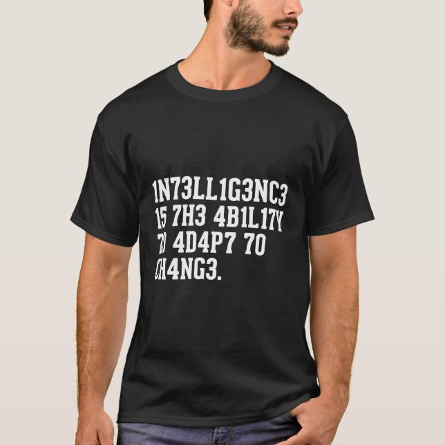 Intelligens är förmågan att anpassa sig till förän t shirt (Framsida)