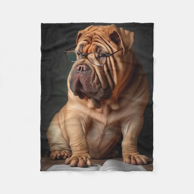 Intelligent Shar Pei Hund med Bok Design Fleecefilt (Framsidan)