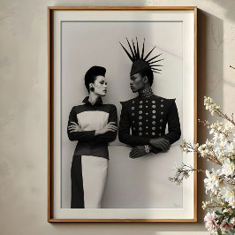 Intensiv Gaze: Avant-Garde Mode Duo Porträtt Poster