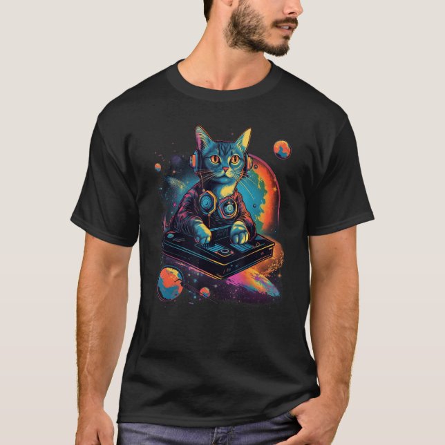 Intergalactic Cosmic DJ Cat Vibrant Retro Futurist T Shirt (Framsida)