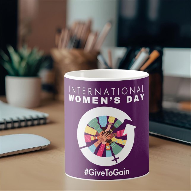 International Women’s Day 2026 Give To Gain Kaffemugg (Skapare uppladdad)