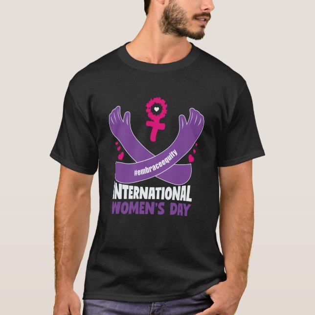 International Women's Day 2023 Embrace Equity 8 Ma T Shirt (Framsida)