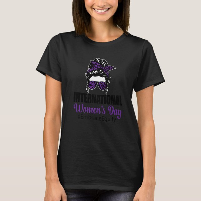 Internationell Kvinnodag 2023: Embrace Equity 8 Mo T Shirt (Framsida)