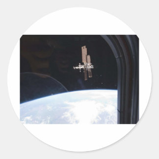 Internationell Space Station - Seen från Atlantis Runt Klistermärke