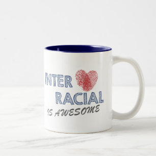 Interracial blandat kopplar ihop kärlek Två-Tonad mugg