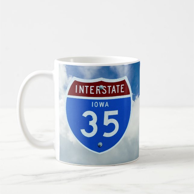 Interstate 35 Shield, Blå himmel, Puffy Clouds Mug Kaffemugg (Vänster)