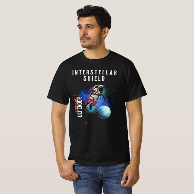 Interstellär Sköld Kosmisk Försvarare T Shirt (Hel framsida)