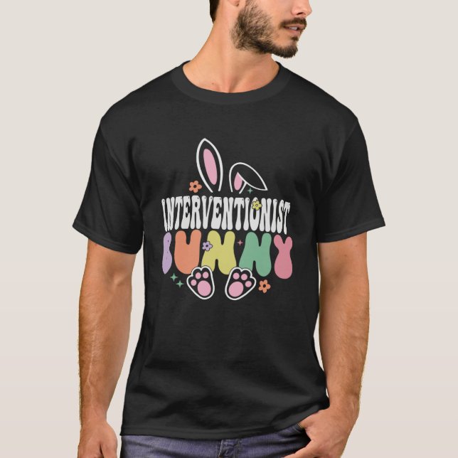 Interventionist Bunny Easter Day Groovy Family Mat T Shirt (Framsida)