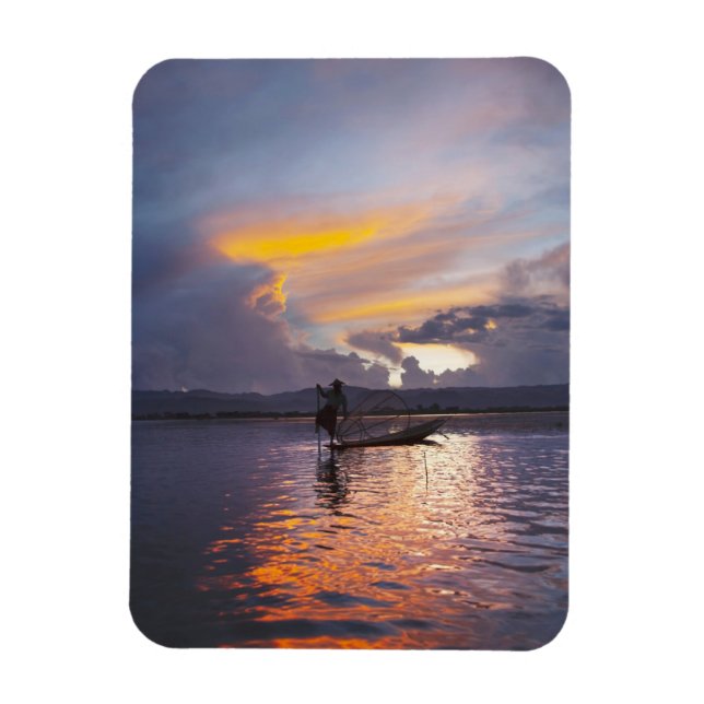 Intha fiskare bensken båt fiske med nät magnet (Vertikal)