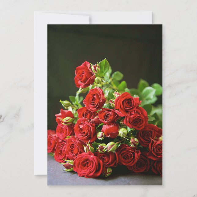 Intim närbild Röd ros handhållen förlovning Inbjudningar (Baksida)