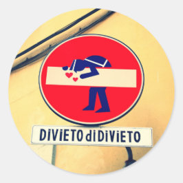 Intressant och roligt gatuskylt i Florens Runt Klistermärke