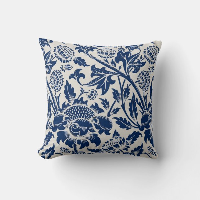 Intricate blue floral pattern on light background kudde (Framsida)