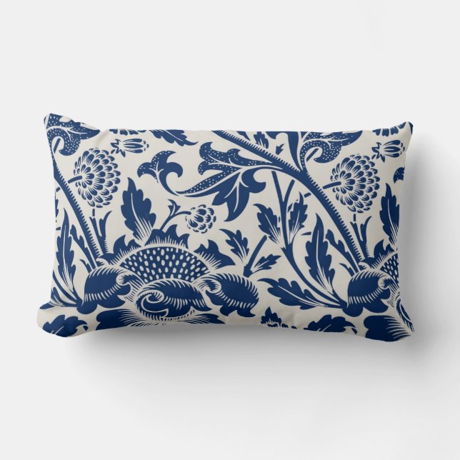 Intricate blue floral pattern on light background lumbarkudde (Framsida)