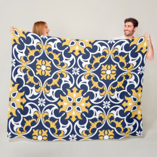 Intricate blue guld white maroccan arabesque ogee fleecefilt