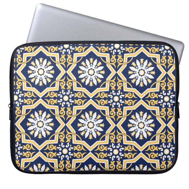 Intricate blue guld white marockansk arabesque til laptop fodral (Framsidan)