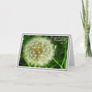 Intricate Dandelion Flower med Grönt Foliage Kort