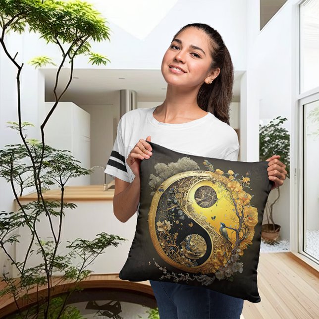 Intricate Gult Taijitu Yin och Yang Contemporary Kudde (Skapare uppladdad)
