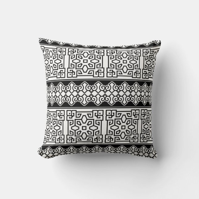 Intricate Mönster Pillow in Black and White Kudde (Framsida)