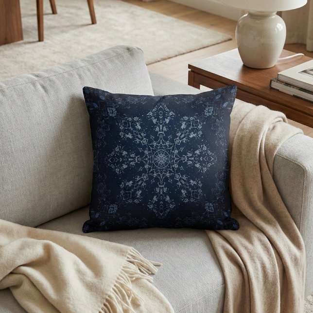 Intricate Navy Blue Mandala Snowflake Kudde (Skapare uppladdad)