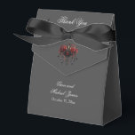Intricera svartvit grumlare med Ro Presentaskar<br><div class="desc">Jag vill uttrycka er tacksamhet med sofistikering och stil genom att använda vår slimmade svarta gothic bröllop tack som du föredrar. Mot en bakgrund av djupt grått, stjäl en djärv svart knivhuggare strålkastarljuset och förkroppsligar skönhetens allyr mitt i mörkret. Ljuset av tre flimrande ljus, den här fängslande ljuden är förskönad...</div>