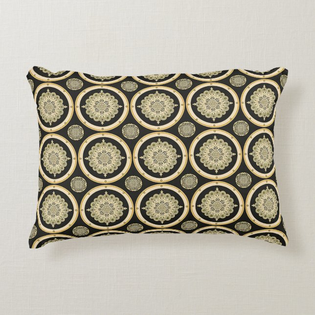 Intrikat gyllene mandala-design prydnadskudde (Framsidan)