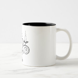 Intrikat mugg med virvlande linjedesign.