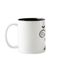 Intrikat mugg med virvlande linjedesign.