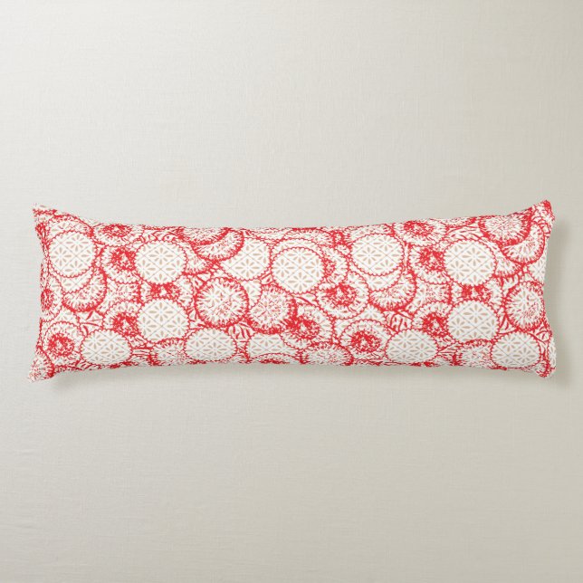 Intrikatisk textildesign med rött, guld och kroppskudde (Framsidan)