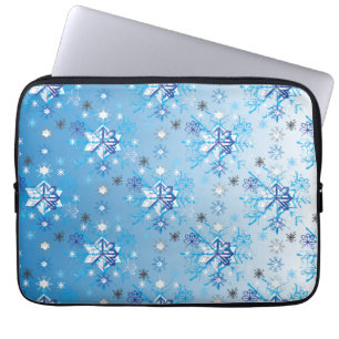 Intrikera blå och vita stjärnor och snöflingor laptop sleeve