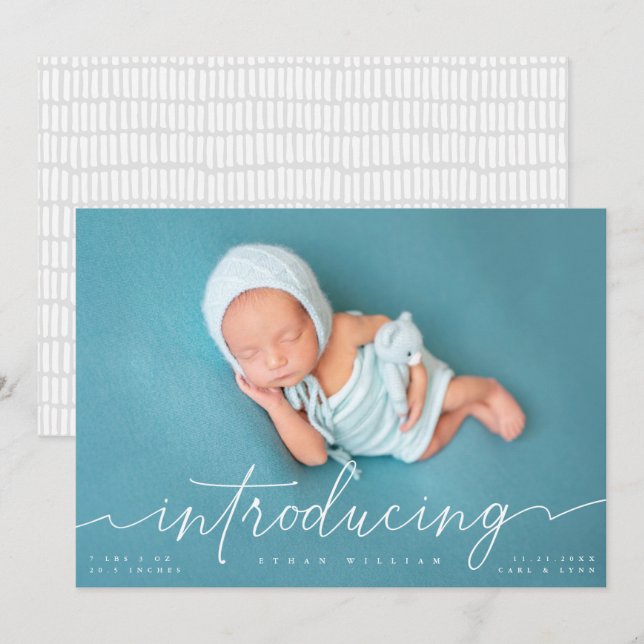 Introduktion till Baby med vitt skript Inbjudningar (Fram/baksida)