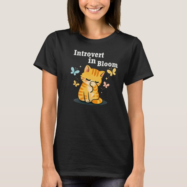Introvert in Bloom Cute Cat- Aesthetic Introvert T Shirt (Framsida)