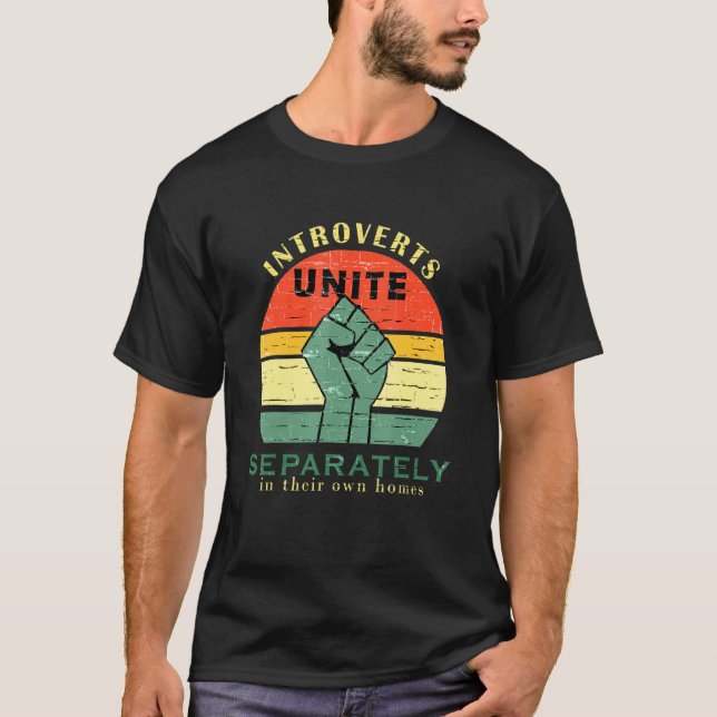 Introverta förenar sig separat i sina egna hem Ret T Shirt (Framsida)
