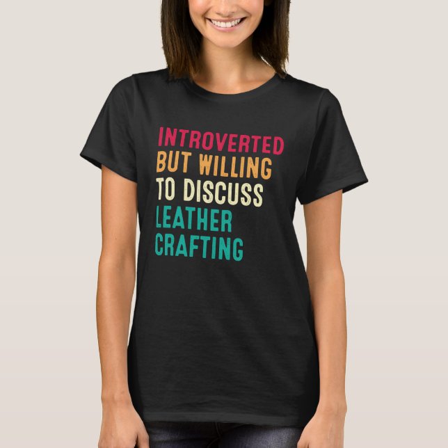 Introverted But Willing To Discuss Leather Craftin T Shirt (Framsida)