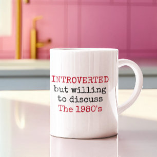 Introverterad, villig att diskutera 1980-talets nu kaffemugg
