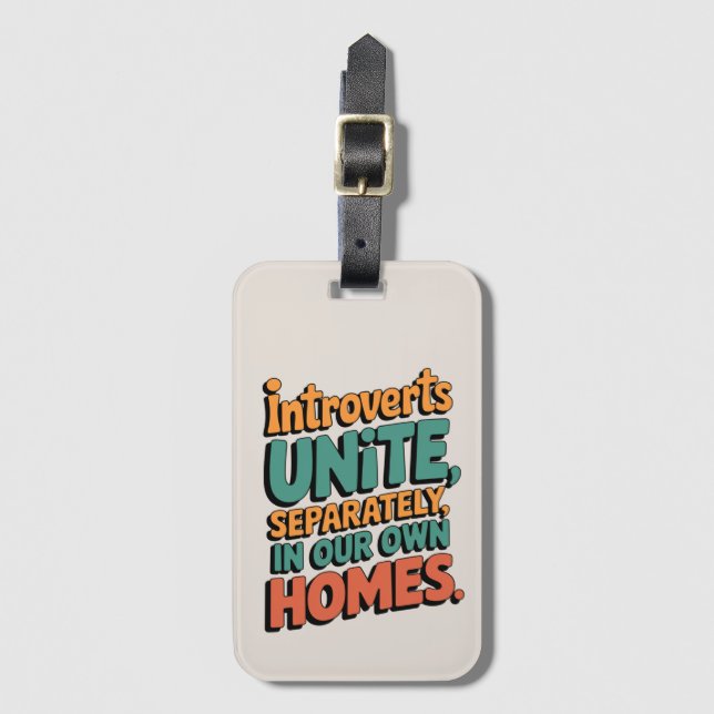 Introverts Unite ... I vår egen hemmabruk Bagagebricka (Framsida vertikal)