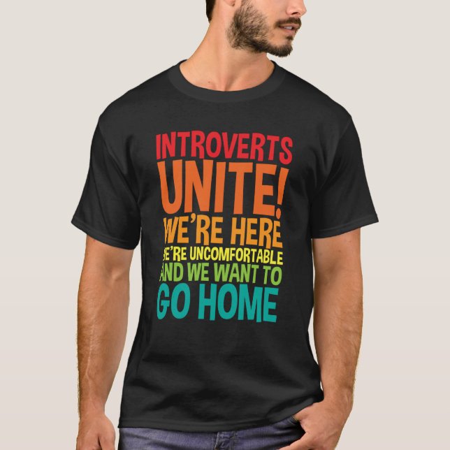 Introverts Unite We're Here We're Uncomfortable T Shirt (Framsida)