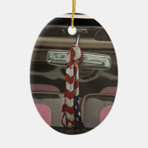 Inuti en skrymlig bil julgransprydnad keramik