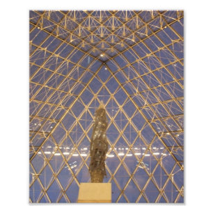 Inuti Pyramid vid Louvre i Paris, Frankrike Fototryck