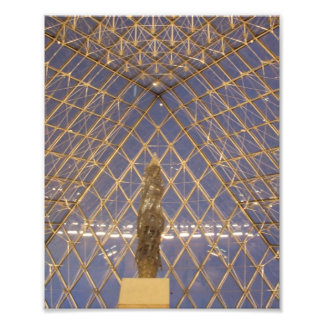 Inuti Pyramid vid Louvre i Paris, Frankrike Fototryck