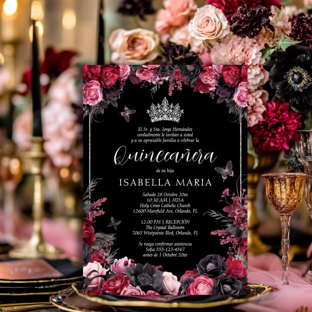 Invación Quinceañera blommigt gótica rosada, roja Inbjudningar (Gothic quinceañera invitation with tiara and pink, red and black moody florals.)