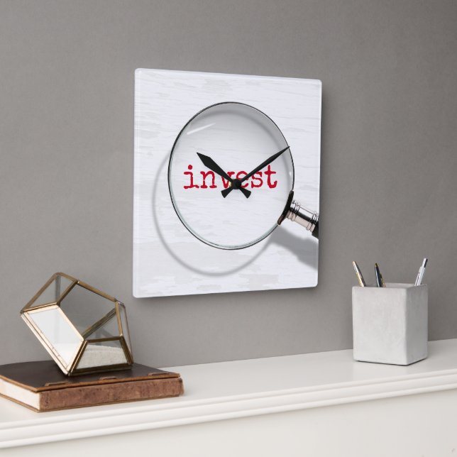 Investera text under förstoringsglas fyrkantig klocka (Kontor)