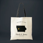 Iowa Karta Bröllop Välkommen Bag Tote Black och Gu Tygkasse<br><div class="desc">Bröllop helg hälsar med sig en presentpåse för gäster från byn till bröllop,  med en bild av Iowa,  med guld hjärta. Fyll i toa med dina favoritgodis.</div>