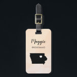 Iowa Karta Resväskylt, Bröllopsfest välkommen Bagagebricka<br><div class="desc">Dessa statliga resväskemärken är perfekta som märken för bröllopsgåvor eller välkomstpresenter. Fäst det på dina brudtärnegåvor istället för ett typiskt pappersmärke,  och de kan använda det i månader och år framöver. Märkena har en persikofärgad akvatell bakgrund. För att placera hjärtat vid brölloppsplatsen,  använd alternativet "anpassa ytterligare".</div>