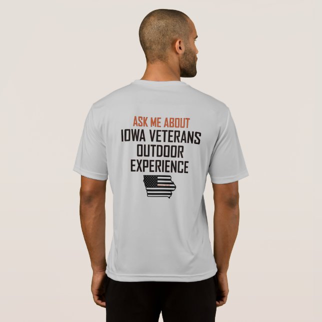 Iowa Veterans Utomhusupplevelse Sport-Tek t-shirt (Hel baksida)