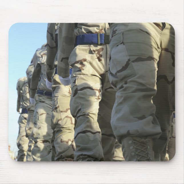 Iraks luft-styrka rekryterar marsch musmatta (Framsidan)