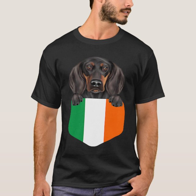 Ireland Flag Black and Tan Coonhound Dog In Pocket T Shirt (Framsida)