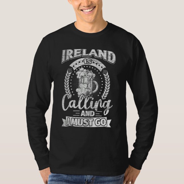 Ireland is Calling and I Must Go Irish St Patricks T Shirt (Framsida)