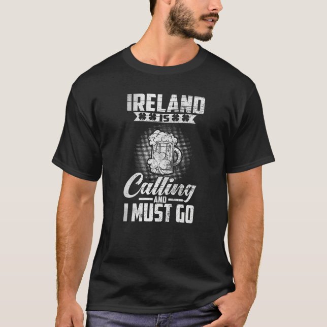 Ireland is Calling and I Must Go Irish St Patricks T Shirt (Framsida)