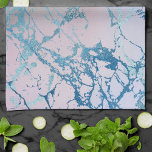 Iridescent Marble | Trendig Faux Holo Blue Rosa Kökshandduk<br><div class="desc">Luxuriös muterad irifallence hologram marble struktur i en faux metallisk ombre dammig blå, mynt grönt, rosa och lavender lila vattenfärger. Den feminina handmålade övertoningen lägger till perfekten pop of färg. Från samlingen "Modern Watercolor Marbles" har den här designen abstrakt-vätskeströmmar som skapar en coola mönster som accentueras av ventiler från glitter...</div>