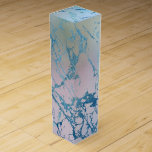 Iridescent Marble | Trendig Faux Holo Blue Rosa Presentask För Vinflaska<br><div class="desc">Luxuriös muterad irifallence hologram marble struktur i en faux metallisk ombre dammig blå, mynt grönt, rosa och lavender lila vattenfärger. Den feminina handmålade övertoningen lägger till perfekten pop of färg. Från samlingen "Modern Watercolor Marbles" har den här designen abstrakt-vätskeströmmar som skapar en coola mönster som accentueras av ventiler från glitter...</div>